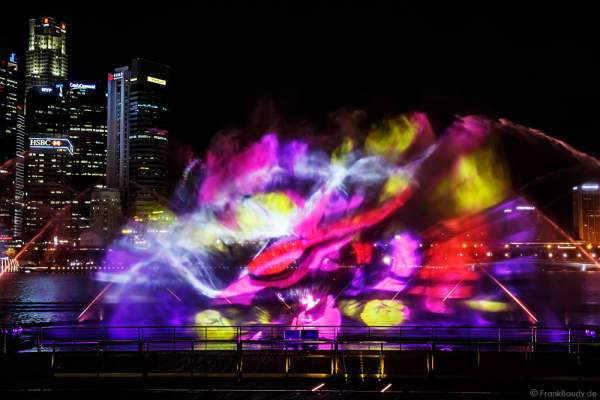Neue Licht- und Wassershow SPECTRA am Marina Bay Sands in Singapur