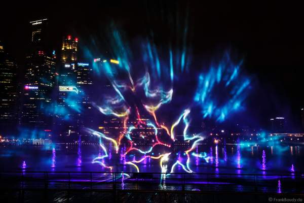 Neue Licht- und Wassershow SPECTRA am Marina Bay Sands in Singapur