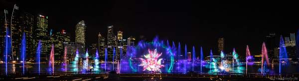 Neue Licht- und Wassershow SPECTRA am Marina Bay Sands in Singapur