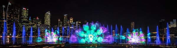 Neue Licht- und Wassershow SPECTRA am Marina Bay Sands in Singapur