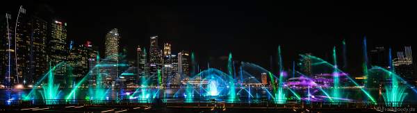 Neue Licht- und Wassershow SPECTRA am Marina Bay Sands in Singapur