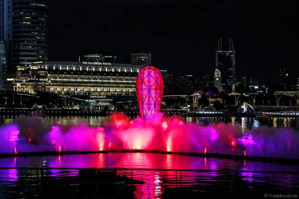 Das Glasprisma der neuen Licht- und Wassershow SPECTRA am Marina Bay Sands in Singapur