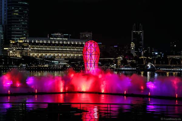 Das Glasprisma der neuen Licht- und Wassershow SPECTRA am Marina Bay Sands in Singapur
