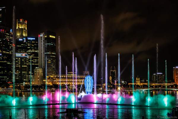 Das Glasprisma der neuen Licht- und Wassershow SPECTRA am Marina Bay Sands in Singapur