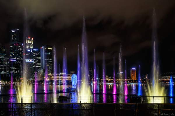 Das Glasprisma der neuen Licht- und Wassershow SPECTRA am Marina Bay Sands in Singapur