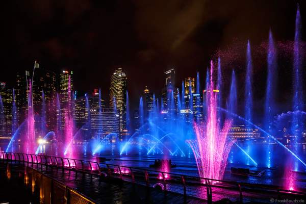 Neue Licht- und Wassershow SPECTRA am Marina Bay Sands in Singapur