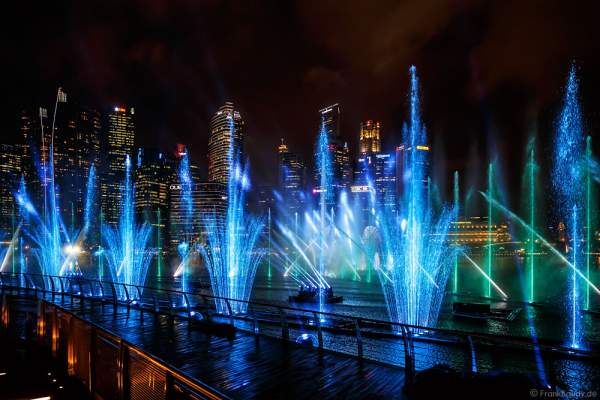 Neue Licht- und Wassershow SPECTRA am Marina Bay Sands in Singapur