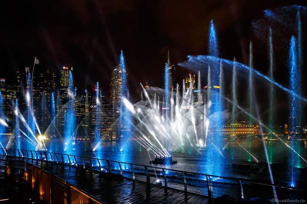 Neue Licht- und Wassershow SPECTRA am Marina Bay Sands in Singapur
