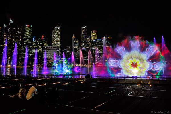 Neue Licht- und Wassershow SPECTRA am Marina Bay Sands in Singapur