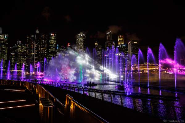 Neue Licht- und Wassershow SPECTRA am Marina Bay Sands in Singapur