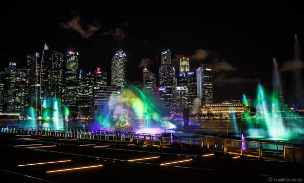 Neue Licht- und Wassershow SPECTRA am Marina Bay Sands in Singapur