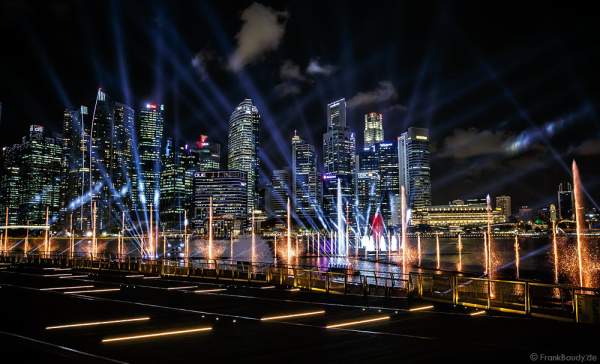 Neue Licht- und Wassershow SPECTRA am Marina Bay Sands in Singapur