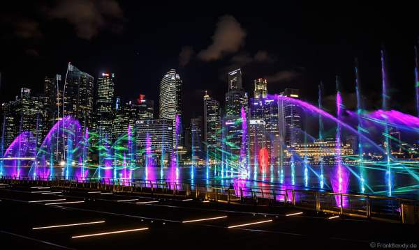 Neue Licht- und Wassershow SPECTRA am Marina Bay Sands in Singapur
