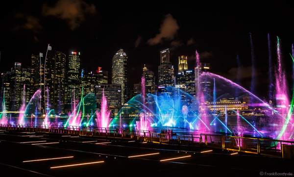 Neue Licht- und Wassershow SPECTRA am Marina Bay Sands in Singapur