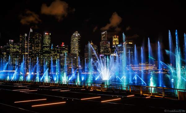 Neue Licht- und Wassershow SPECTRA am Marina Bay Sands in Singapur
