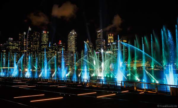 Neue Licht- und Wassershow SPECTRA am Marina Bay Sands in Singapur