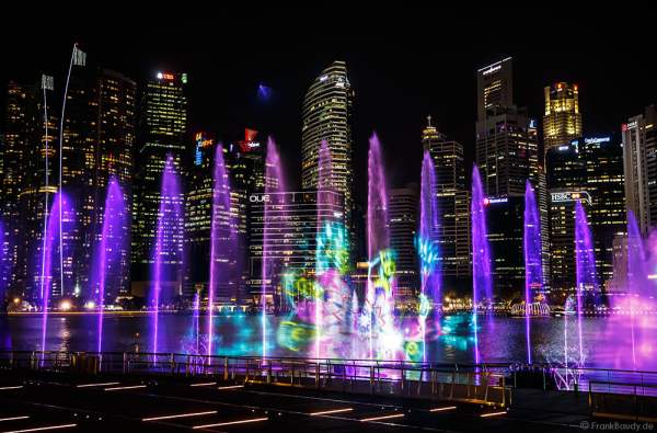 Neue Licht- und Wassershow SPECTRA am Marina Bay Sands in Singapur