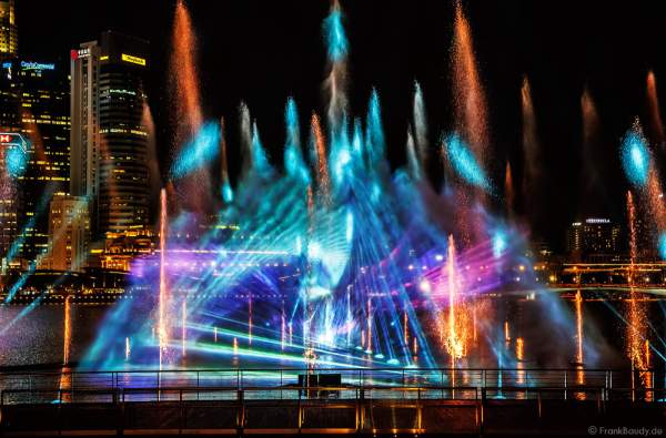 Neue Licht- und Wassershow SPECTRA am Marina Bay Sands in Singapur