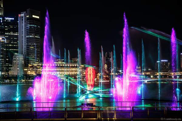 Das Glasprisma der neuen Licht- und Wassershow SPECTRA am Marina Bay Sands in Singapur