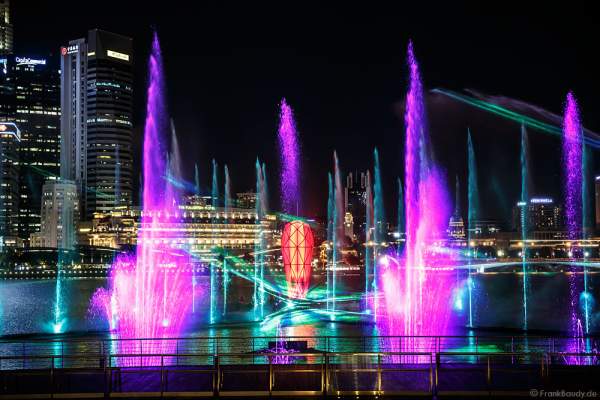 Das Glasprisma der neuen Licht- und Wassershow SPECTRA am Marina Bay Sands in Singapur