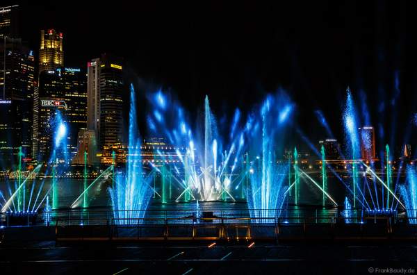Neue Licht- und Wassershow SPECTRA am Marina Bay Sands in Singapur
