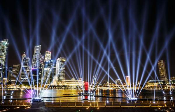 Neue Licht- und Wassershow SPECTRA am Marina Bay Sands in Singapur