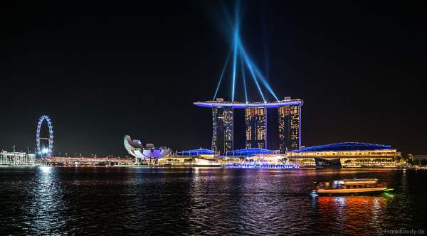 Neue Licht- und Wassershow SPECTRA vor dem Hotel Marina Bay Sands mit dem Singapore Flyer, Art& Science Museum, MBS Theatre in Singapur