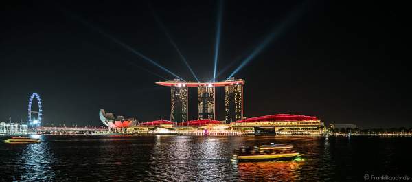 Neue Licht- und Wassershow SPECTRA vor dem Hotel Marina Bay Sands in Singapur