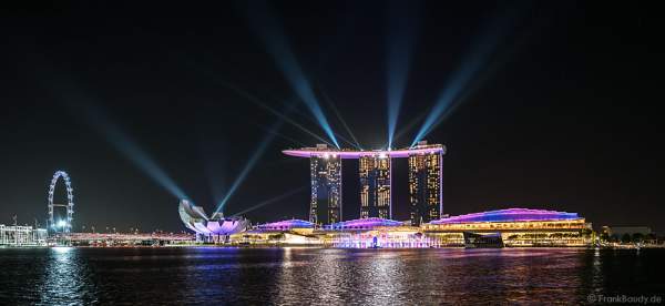 New light and water show SPECTRA in front of Singapore Flyer, Art& Science Museum, MBS Theatre and Hotel Marina Bay Sands in Singapore