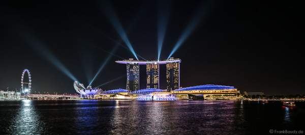 Neue Licht- und Wassershow SPECTRA vor dem Hotel Marina Bay Sands mit dem Singapore Flyer, Art& Science Museum, MBS Theatre in Singapur