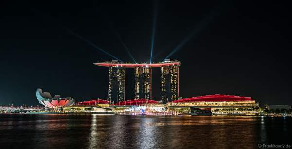 Neue Licht- und Wassershow SPECTRA vor dem Hotel Marina Bay Sands in Singapur