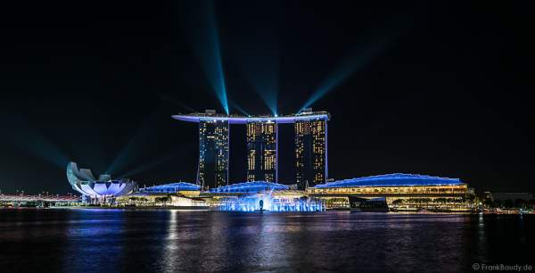 Neue Licht- und Wassershow SPECTRA vor dem Hotel Marina Bay Sands in Singapur