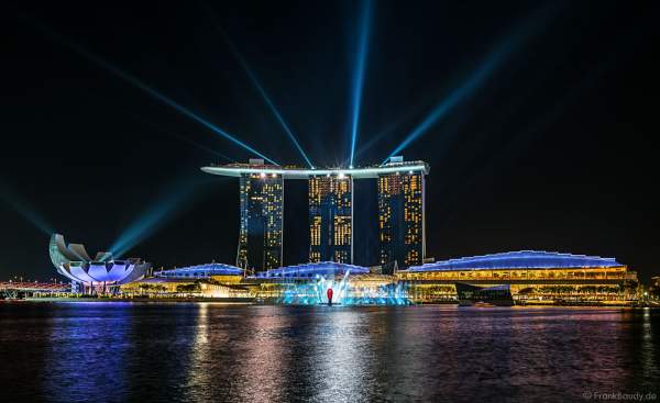 Neue Licht- und Wassershow SPECTRA vor dem Hotel Marina Bay Sands in Singapur