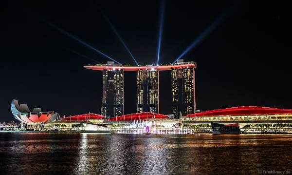 Neue Licht- und Wassershow SPECTRA vor dem Hotel Marina Bay Sands in Singapur