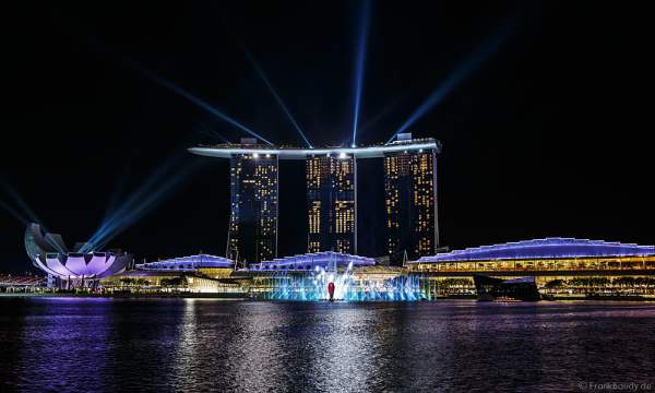 Neue Licht- und Wassershow SPECTRA vor dem Hotel Marina Bay Sands in Singapur