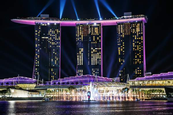 Neue Licht- und Wassershow SPECTRA vor dem Hotel Marina Bay Sands in Singapur