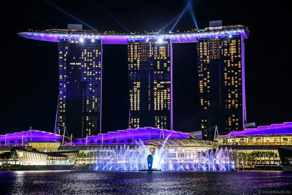 Neue Licht- und Wassershow SPECTRA vor dem Hotel Marina Bay Sands in Singapur