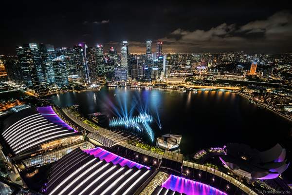 Neue Licht- und Wassershow SPECTRA am Marina Bay Sands in Singapur