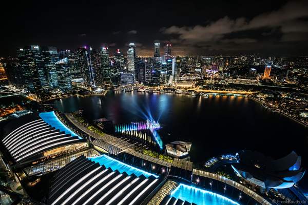 Neue Licht- und Wassershow SPECTRA am Marina Bay Sands in Singapur