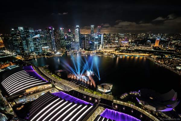 Neue Licht- und Wassershow SPECTRA am Marina Bay Sands in Singapur