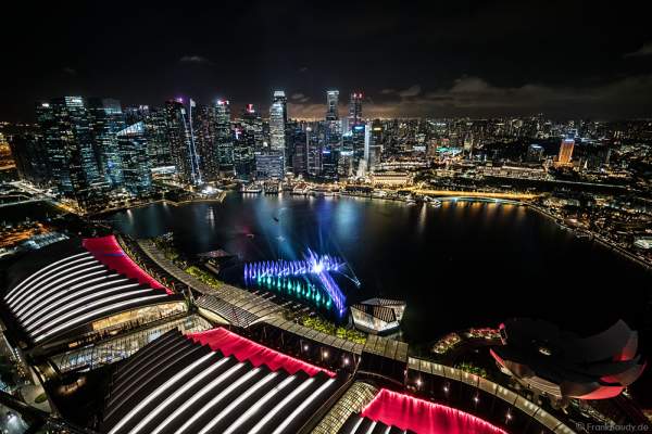 Neue Licht- und Wassershow SPECTRA am Marina Bay Sands in Singapur
