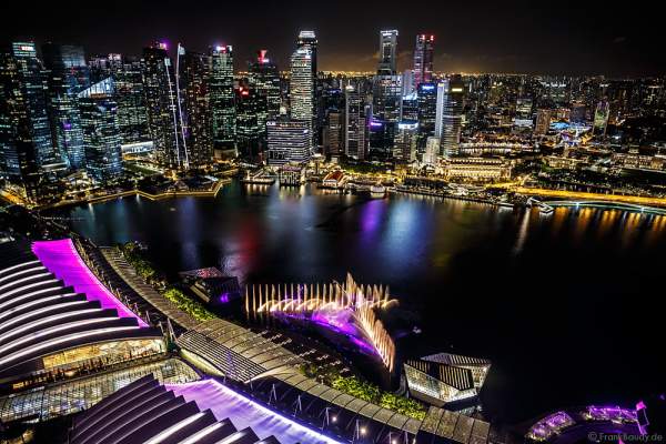 Neue Licht- und Wassershow SPECTRA am Marina Bay Sands in Singapur