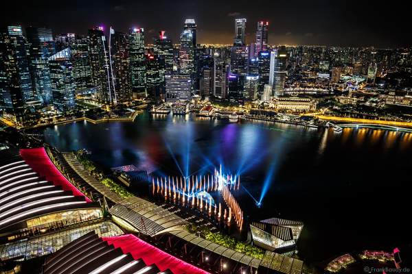 Neue Licht- und Wassershow SPECTRA am Marina Bay Sands in Singapur