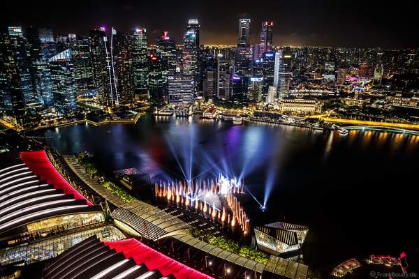 Neue Licht- und Wassershow SPECTRA am Marina Bay Sands in Singapur