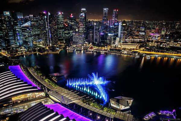 Neue Licht- und Wassershow SPECTRA am Marina Bay Sands in Singapur