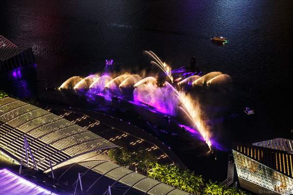 Neue Licht- und Wassershow SPECTRA am Marina Bay Sands in Singapur