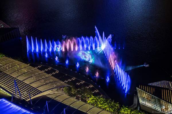 Neue Licht- und Wassershow SPECTRA am Marina Bay Sands in Singapur