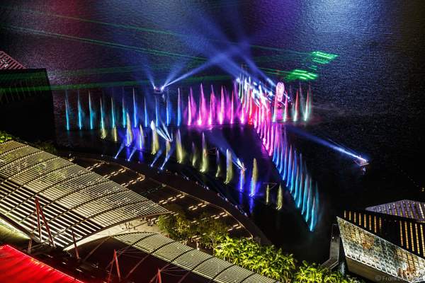 Neue Licht- und Wassershow SPECTRA am Marina Bay Sands in Singapur