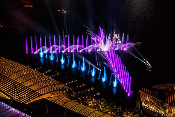 Neue Licht- und Wassershow SPECTRA am Marina Bay Sands in Singapur