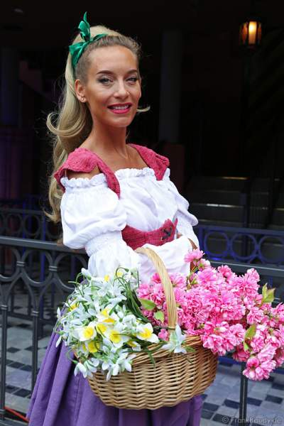 Künstler des Europa-Park bei der Einweihung des Helmut Kohl Palais vor dem Flying-Theater-Voletarium am 1. Juni 2017 ein